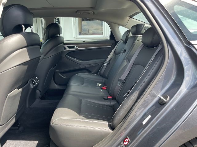 Vehicle image 17 of 33