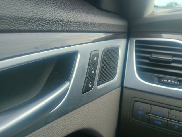 Vehicle image 23 of 35
