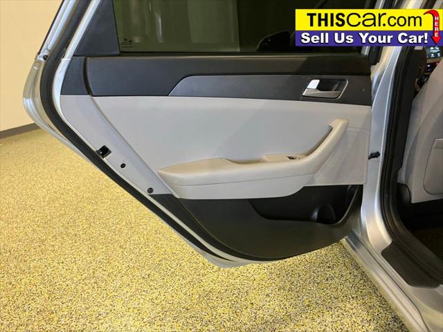 Vehicle image 20 of 22