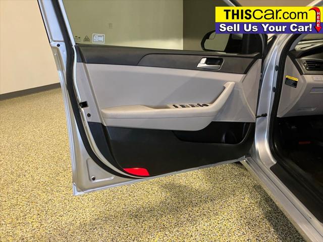 Vehicle image 17 of 22