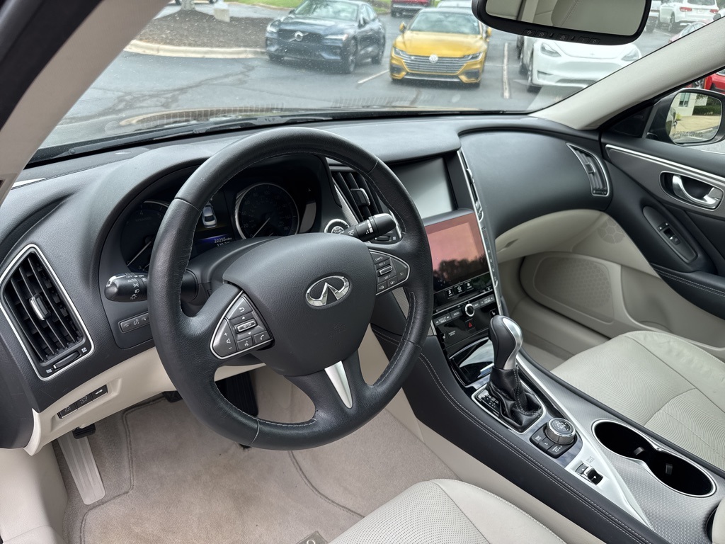 2016 INFINITI Q50 2.0T Premium Image 9 of 11