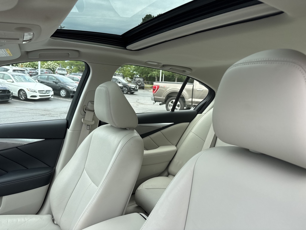 2016 INFINITI Q50 2.0T Premium Image 8 of 11