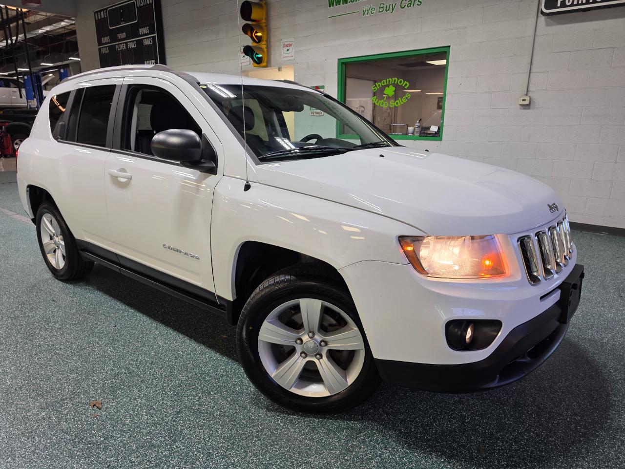 2016 Jeep Compass Sport Image 2 of 36
