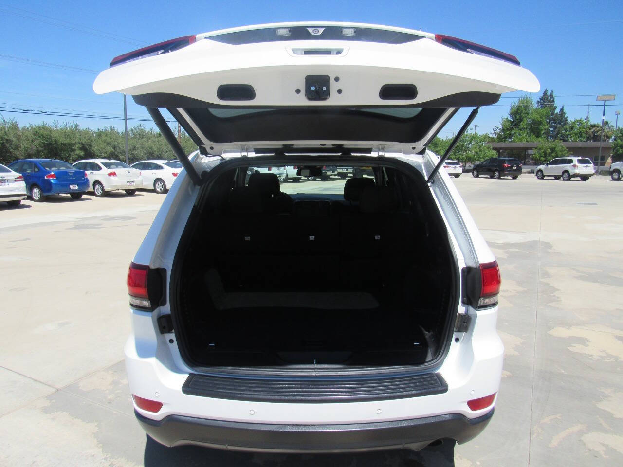 Vehicle image 17 of 23