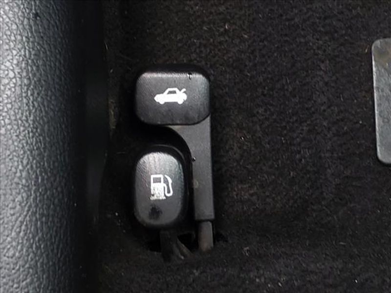 Vehicle image 17 of 31