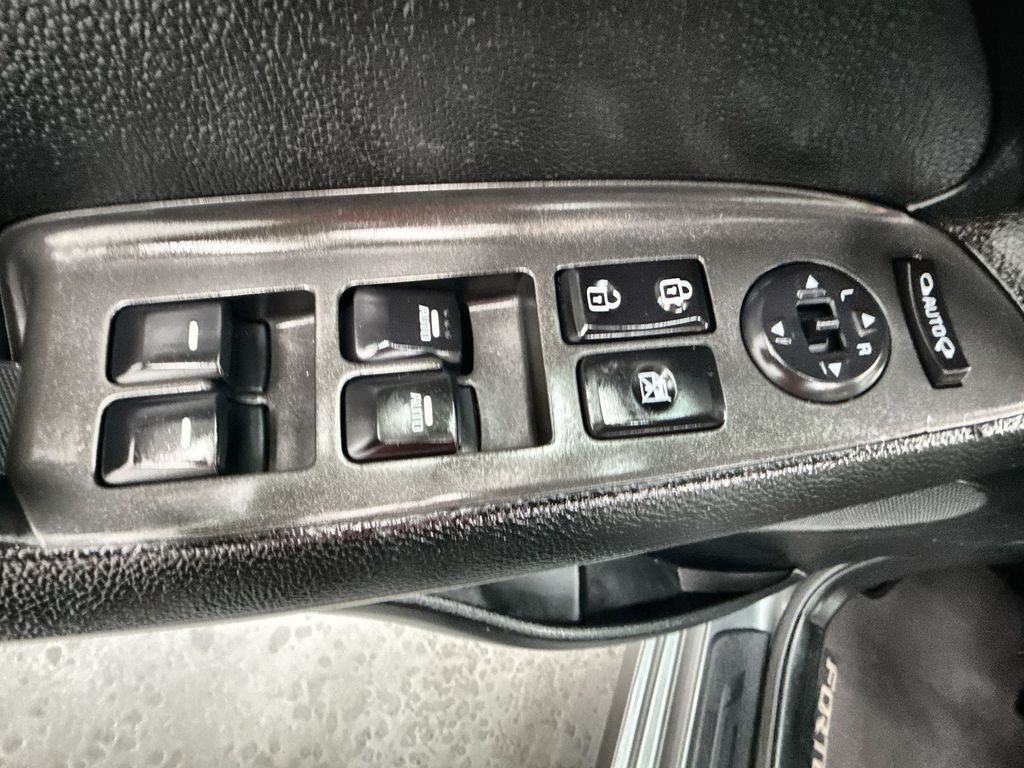 Vehicle image 23 of 25