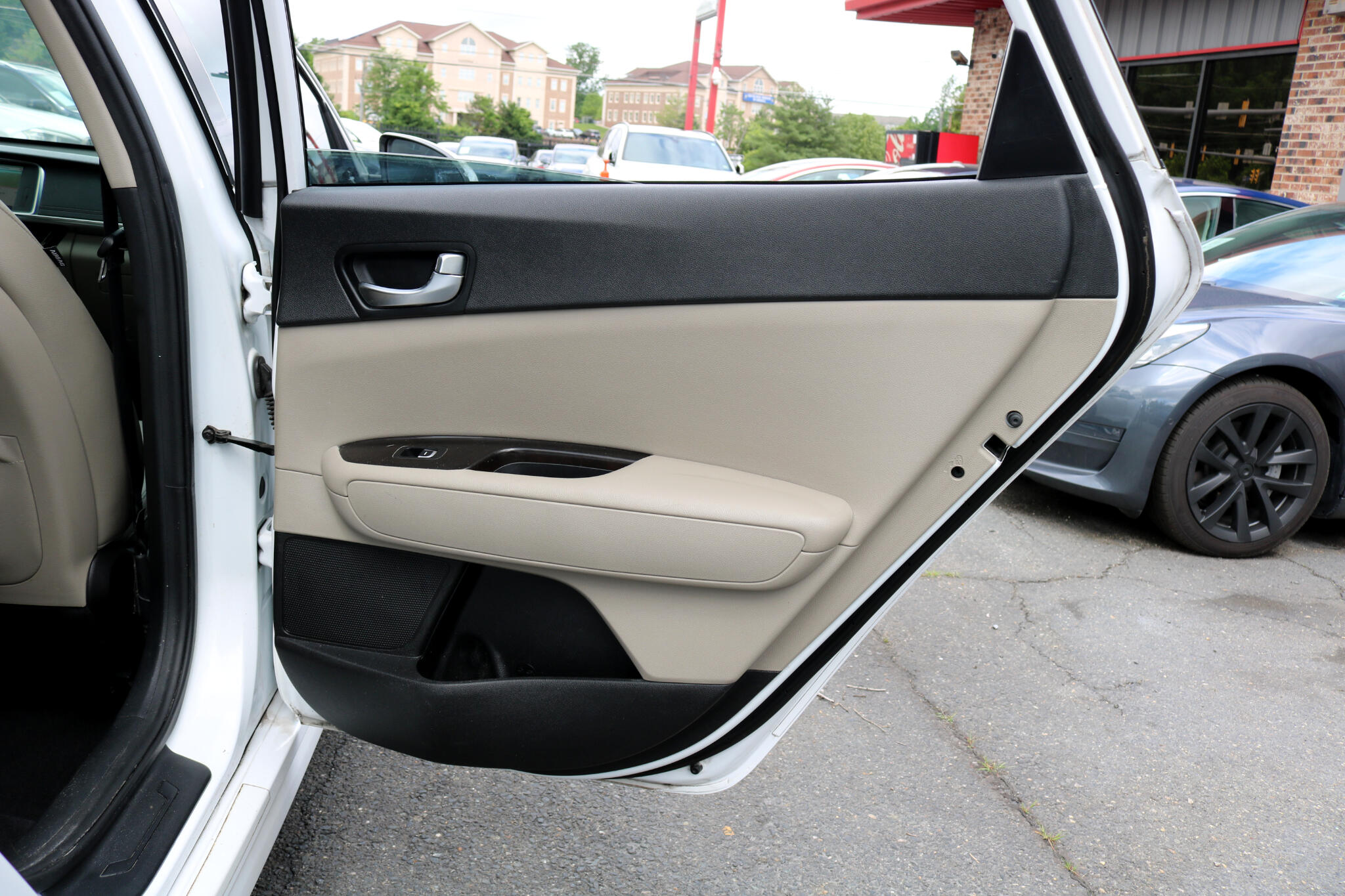 Vehicle image 40 of 47