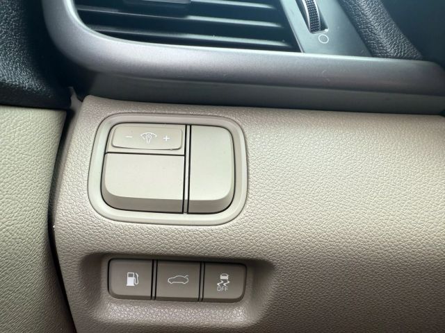 Vehicle image 17 of 31