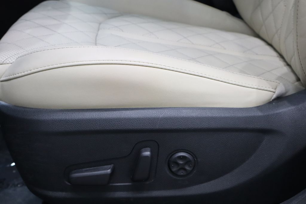 Vehicle image 17 of 41