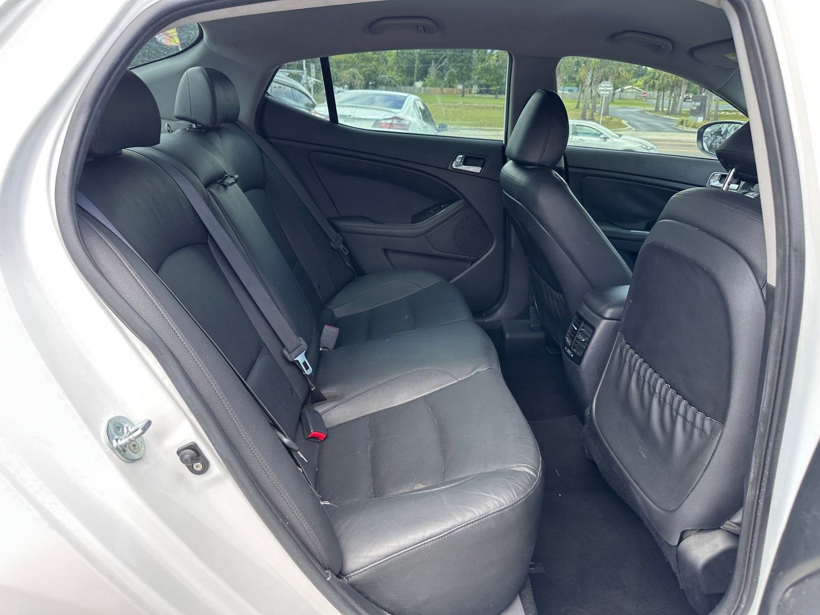 Vehicle image 17 of 21