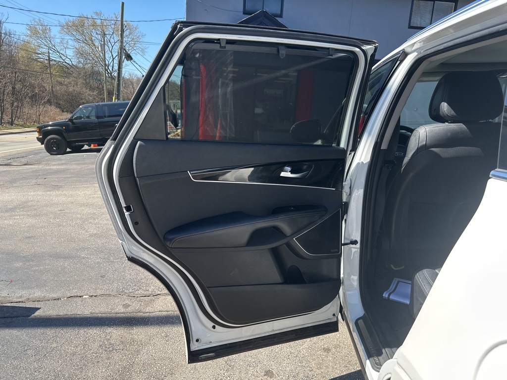 Vehicle image 21 of 42