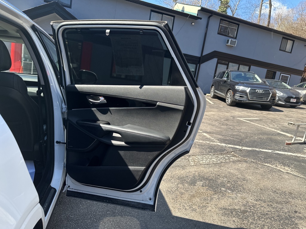 Vehicle image 32 of 42