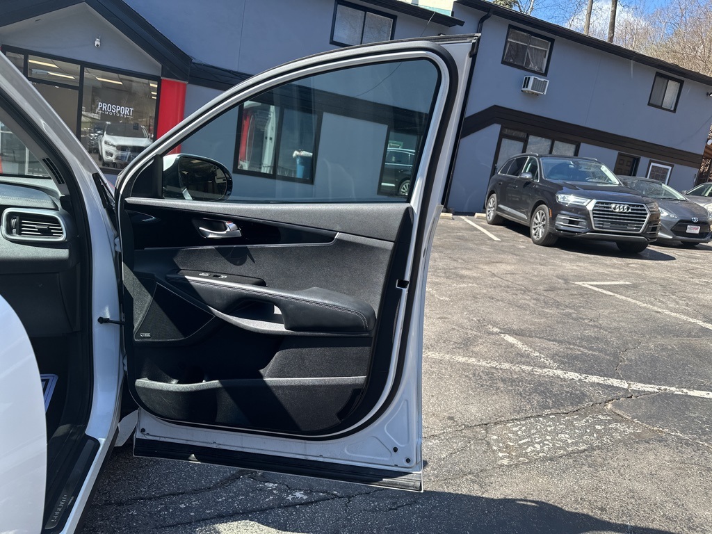 Vehicle image 28 of 42