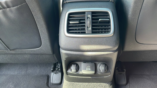 Vehicle image 31 of 35