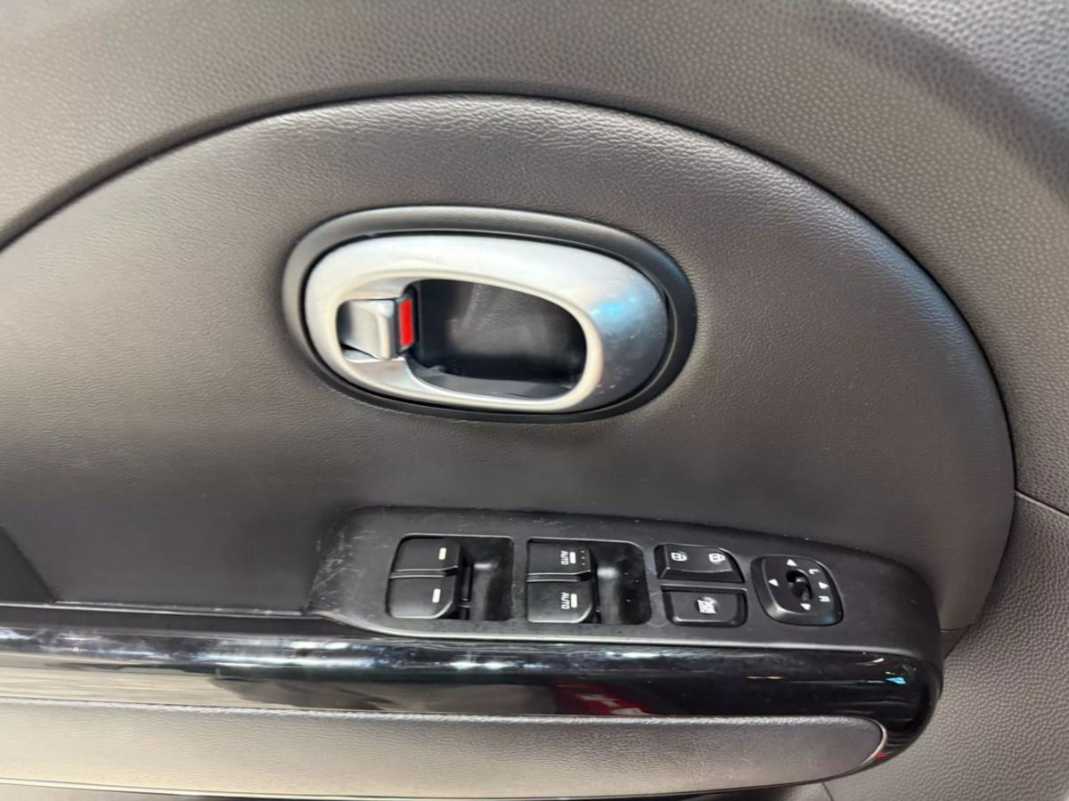 Vehicle image 11 of 31