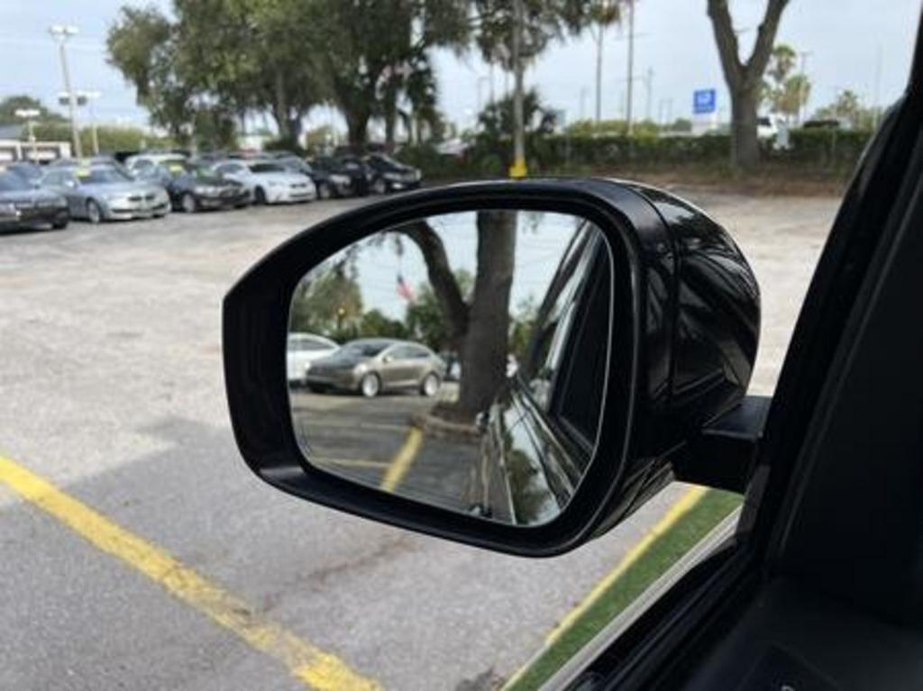 Vehicle image 27 of 32