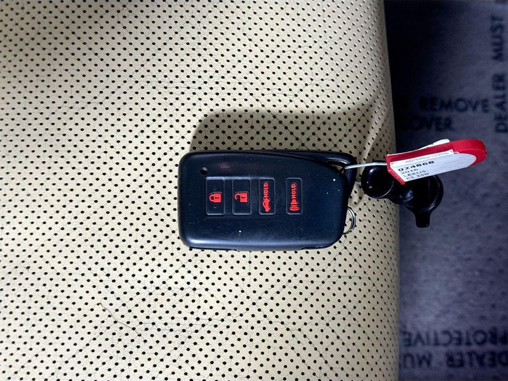 2016 Lexus ES 350 Image 32 of 44