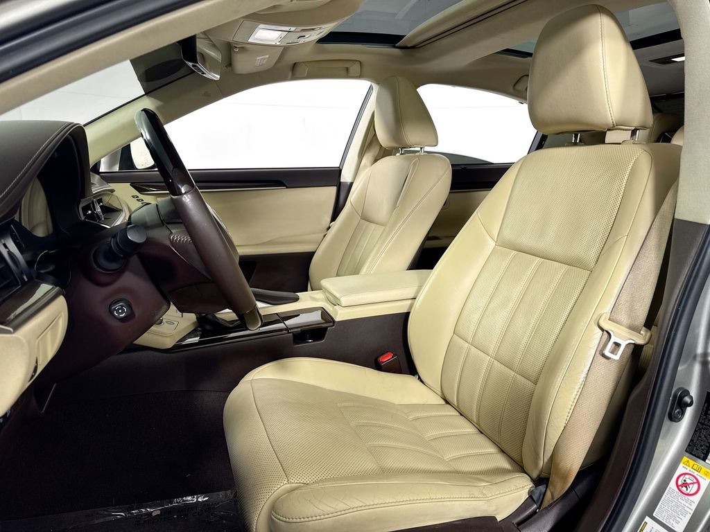 2016 Lexus ES 350 Image 18 of 44
