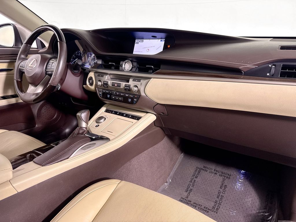 2016 Lexus ES 350 Image 19 of 44