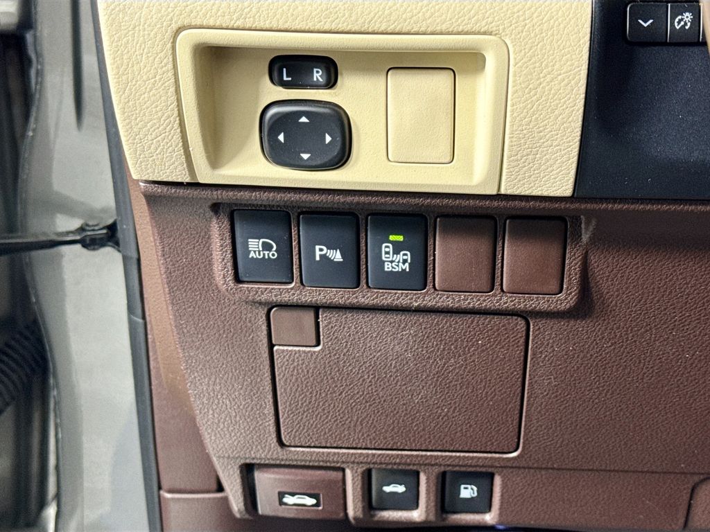 2016 Lexus ES 350 Image 34 of 44