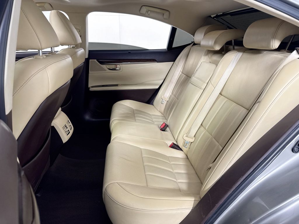2016 Lexus ES 350 Image 17 of 44