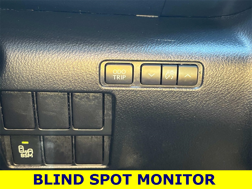 Vehicle image 17 of 30