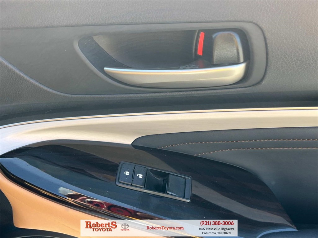 Vehicle image 14 of 30