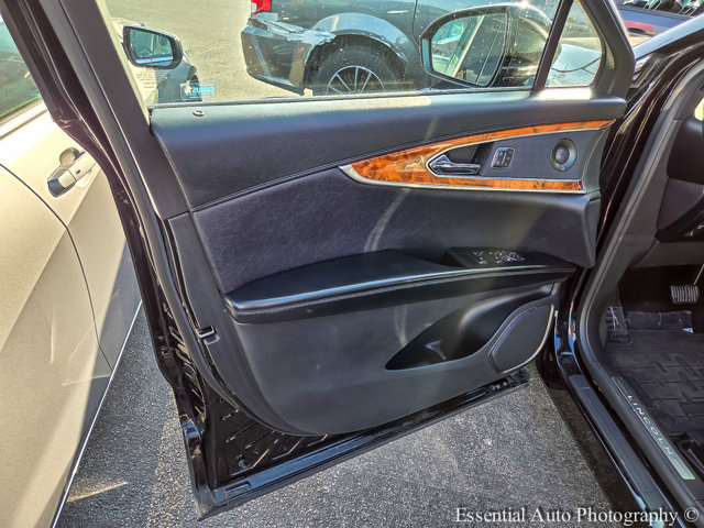 Vehicle image 33 of 38