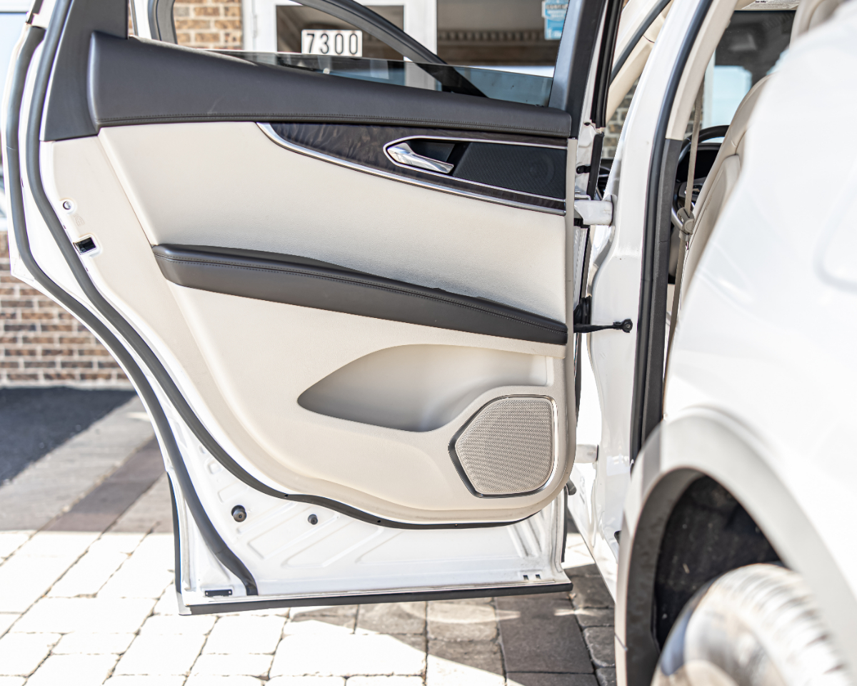 Vehicle image 33 of 41