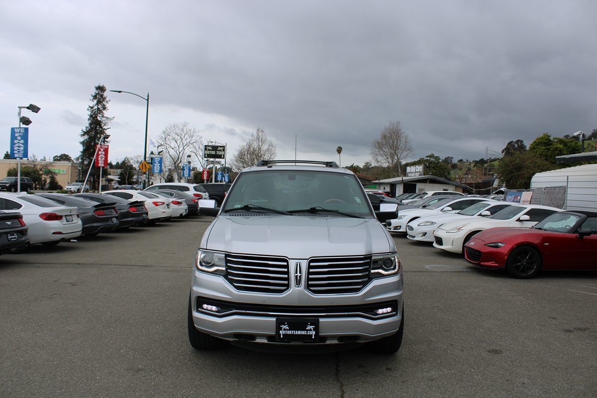 2016 Lincoln Navigator Select Image 2 of 26
