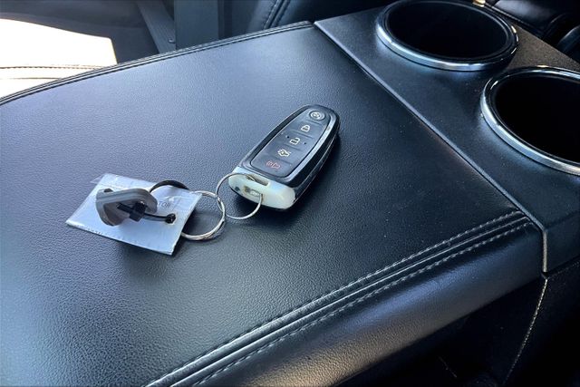Vehicle image 25 of 33