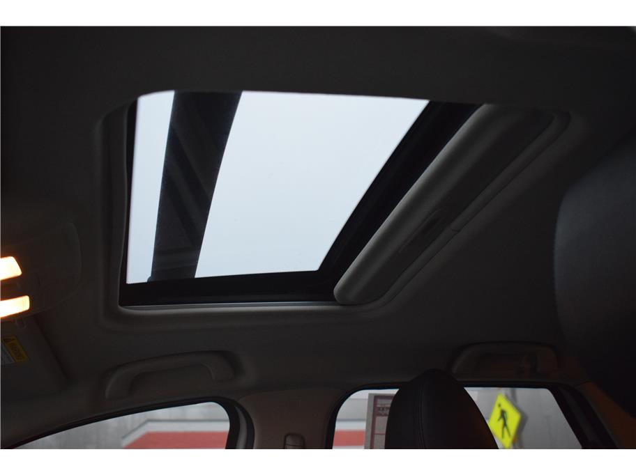 Vehicle image 19 of 33