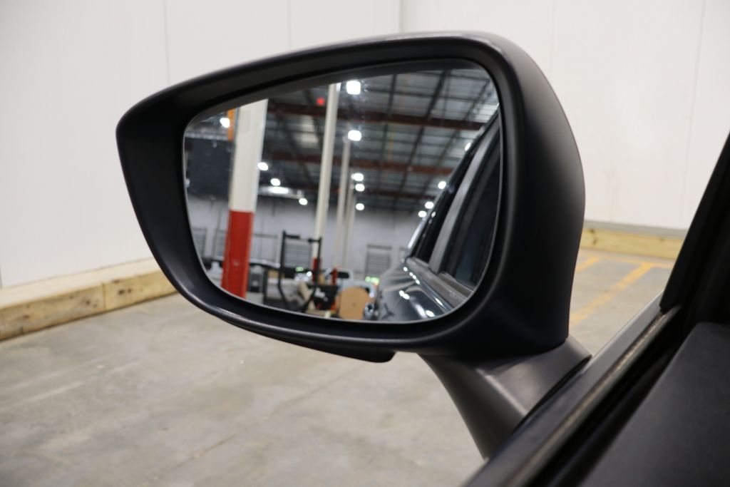 Vehicle image 33 of 40