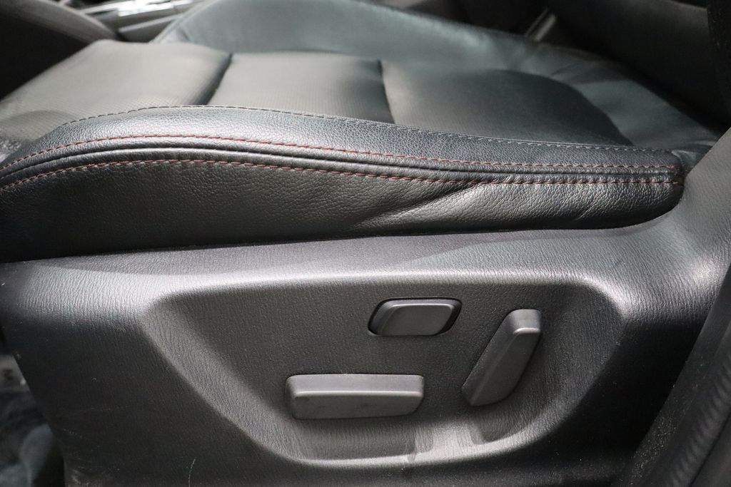 Vehicle image 17 of 40