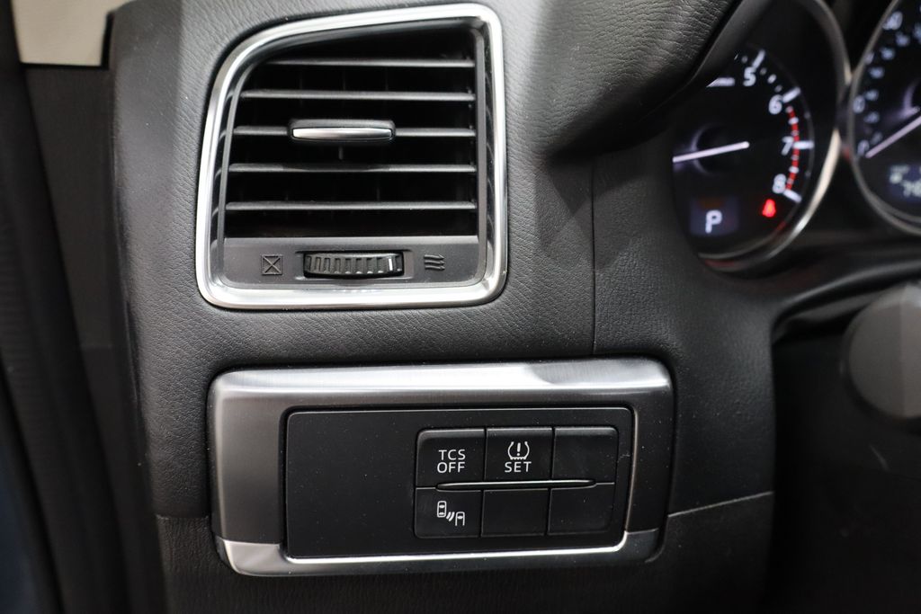 Vehicle image 16 of 40