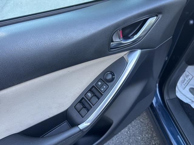 Vehicle image 17 of 44