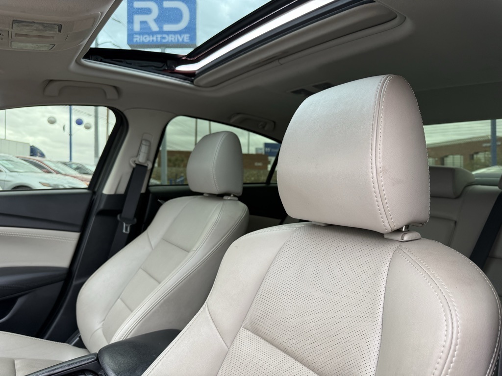 Vehicle image 14 of 30