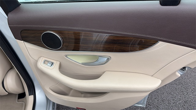 Vehicle image 27 of 31