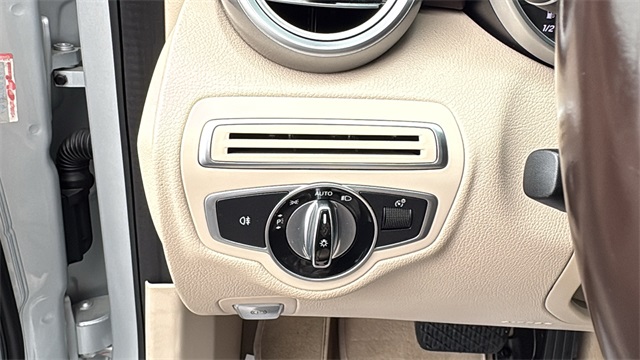 Vehicle image 17 of 31