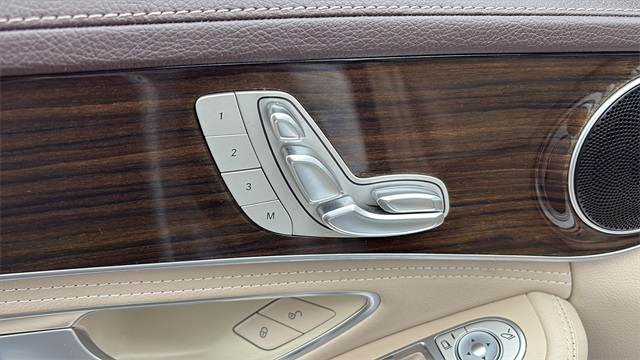 Vehicle image 21 of 31