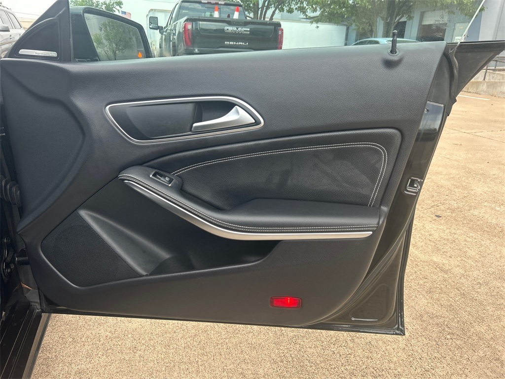 Vehicle image 33 of 37