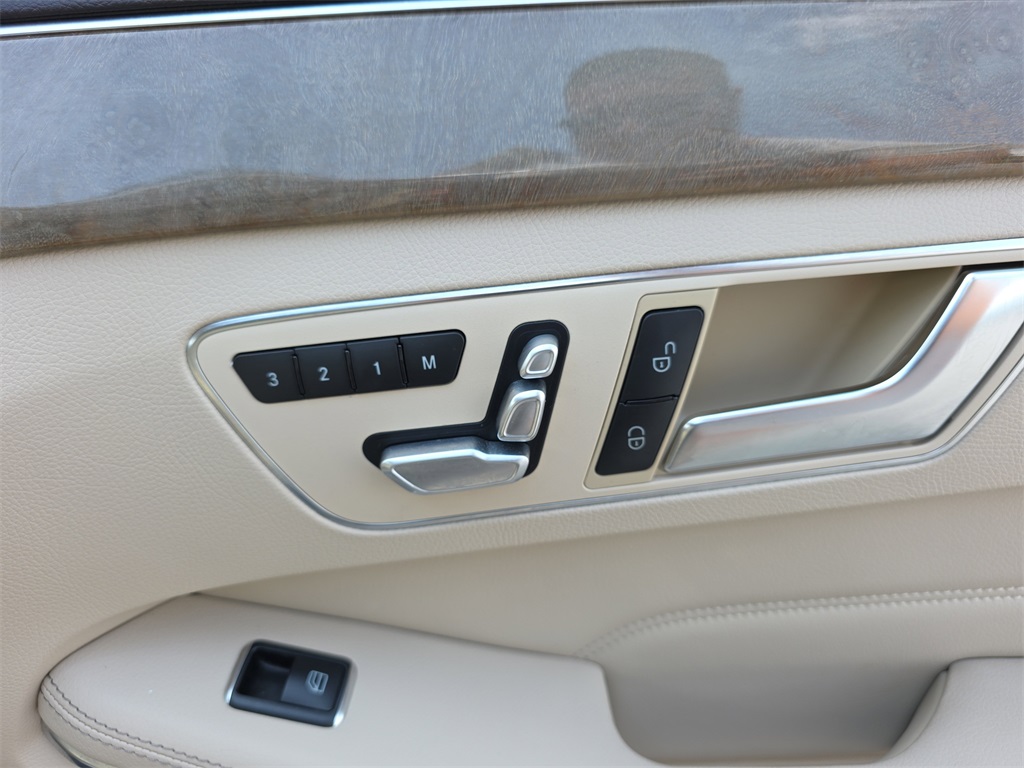 Vehicle image 35 of 40