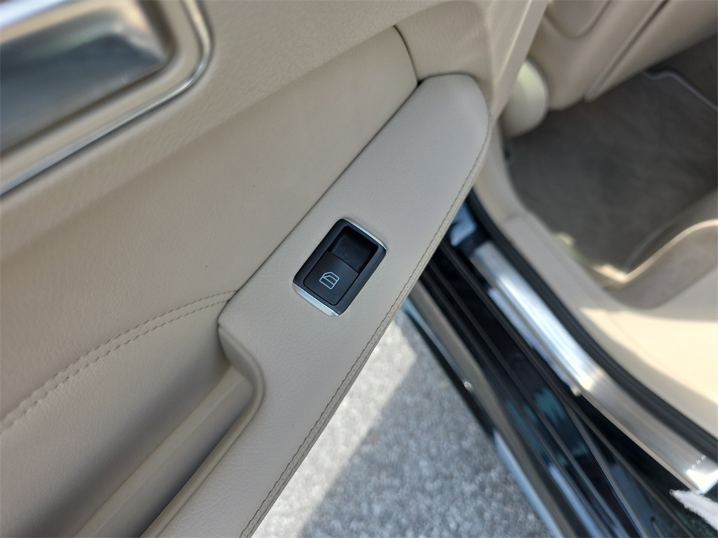 Vehicle image 30 of 40