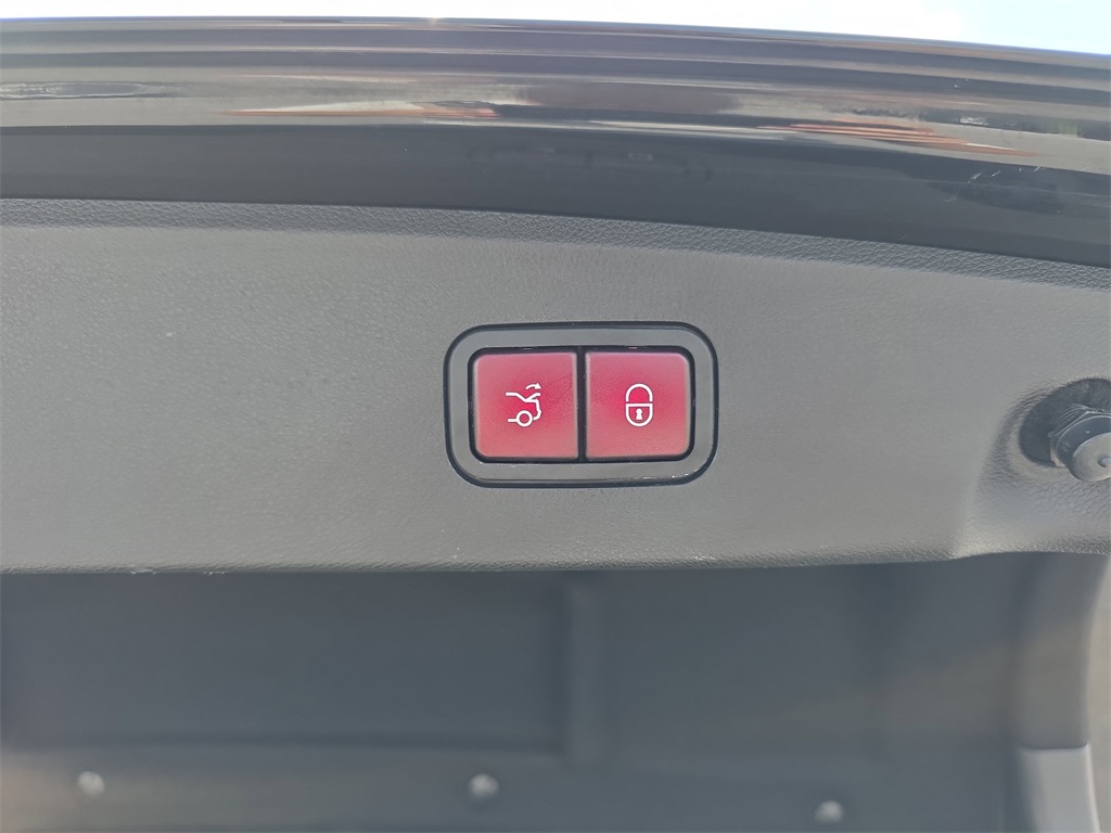 Vehicle image 33 of 40