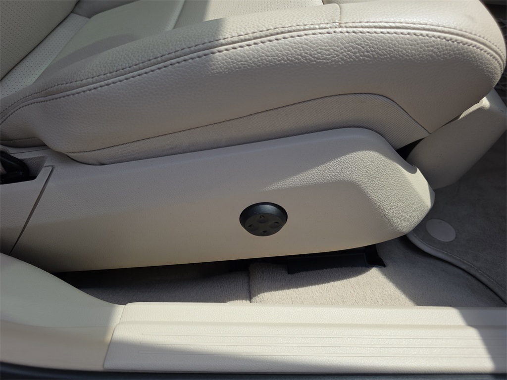 Vehicle image 38 of 40