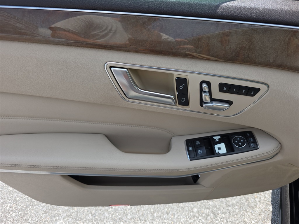 Vehicle image 10 of 40