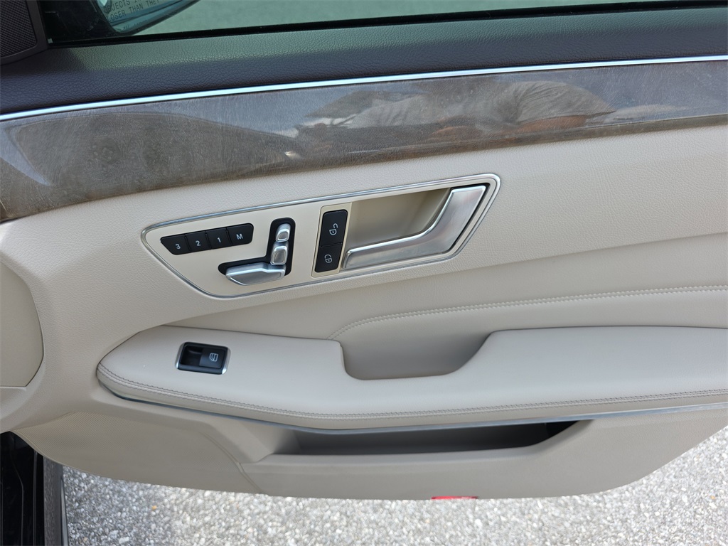 Vehicle image 34 of 40