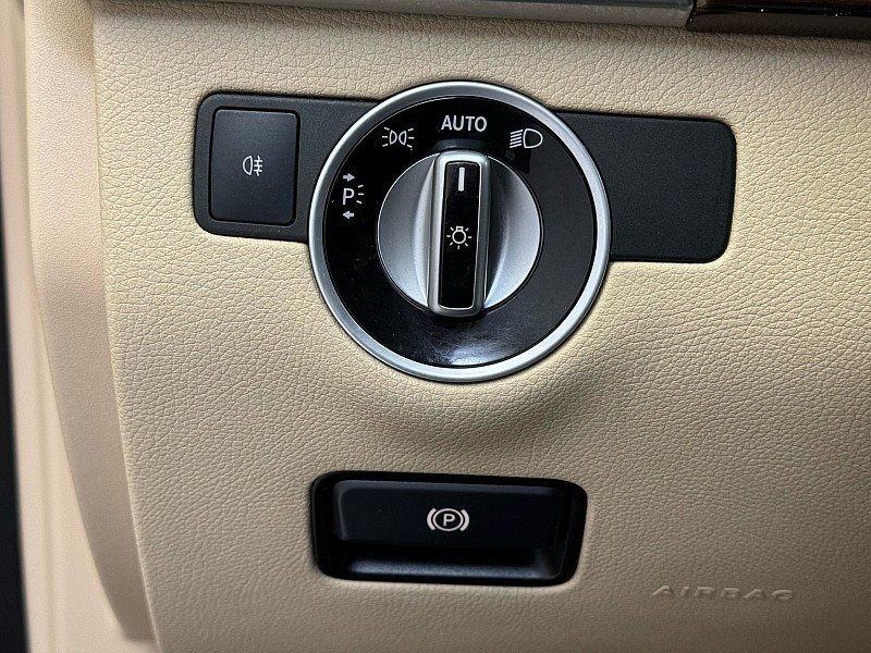 Vehicle image 33 of 44