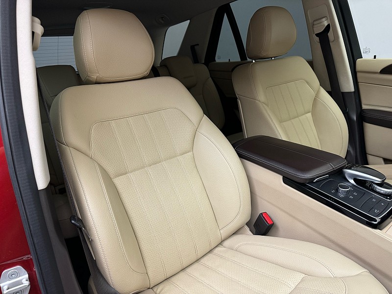 Vehicle image 21 of 44