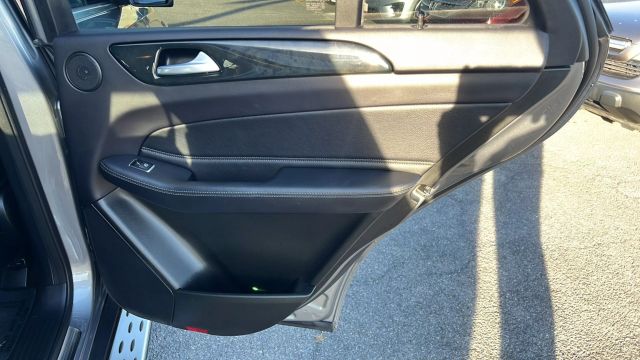 Vehicle image 37 of 46